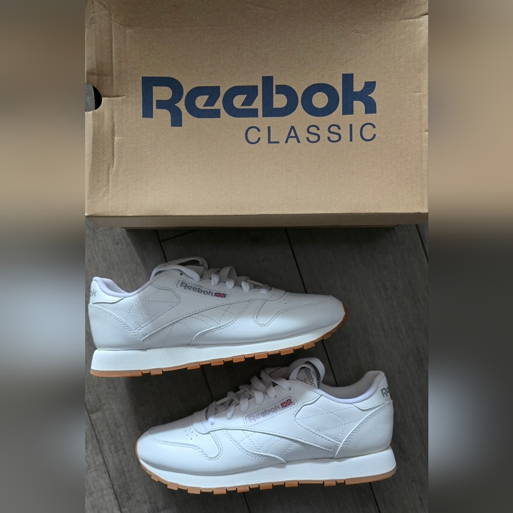 BNIB - New Womans Reebok Classic Sneakers Leather Upper Gum Soles Size 6 1/2